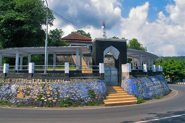 Tour to Batu Layar Tomb Lombok
