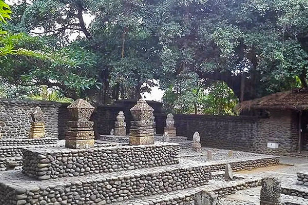 Tour to Selaparang Tomb Lombok